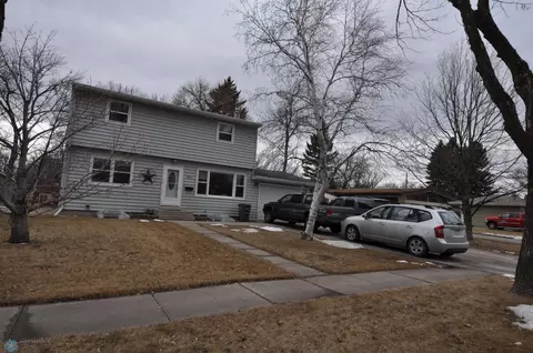 521 Maple Ln, Moorhead, MN 56560