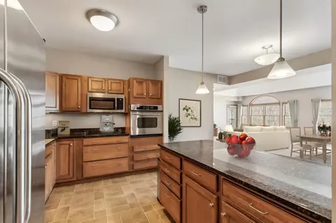 500 Greenhaven Dr #322, Burnsville, MN 55306