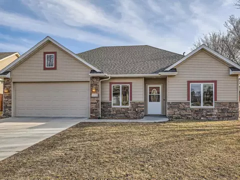 572 Jutland Ave, Shakopee, MN 55379