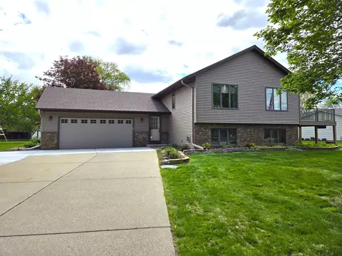 133 Oakwood Dr, Belle Plaine, MN 56011
