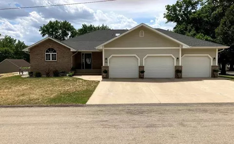 111 Montana Ave, Morris, MN 56267