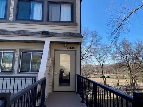 8940 Neill Lake Rd #D, Eden Prairie, MN 55347