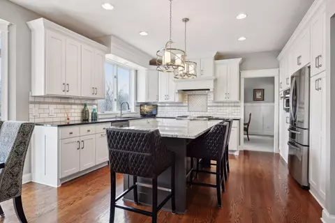 2381 Ellsworth Ct, Chaska, MN 55318