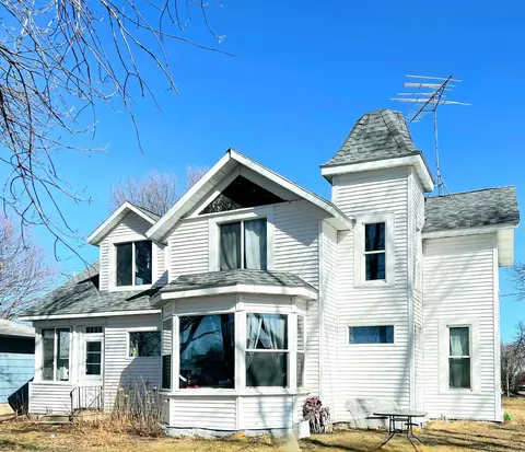 301 N Carver St, Winthrop, MN 55396