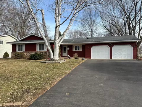1043 Pierce St S, Shakopee, MN 55379