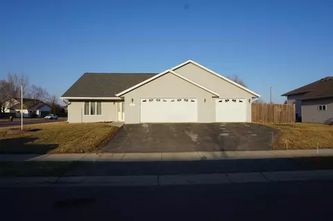 401 Woodhaven Ln, Mankato, MN 56001