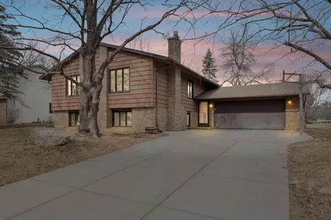 612 E 131st St, Burnsville, MN 55337