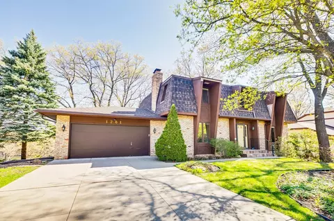 1261 Nursery Hill Ln, Arden Hills, MN 55112