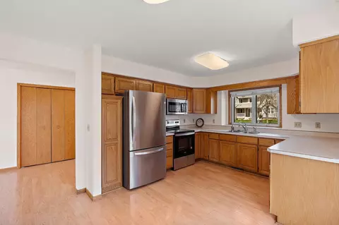 Kitchen - 994 Ticonderoga Trl, Eagan, MN 55123 photo 2 of 2