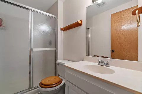 Bath - 994 Ticonderoga Trl, Eagan, MN 55123 photo 3 of 3