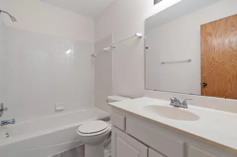 Bath - 994 Ticonderoga Trl, Eagan, MN 55123 photo 2 of 3