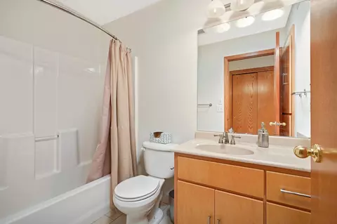 Bath - 15530 68th Pl N, Maple Grove, MN 55311 photo 2 of 3