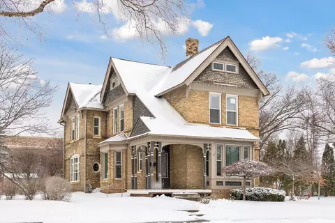 319 E 3rd St, Chaska, MN 55318