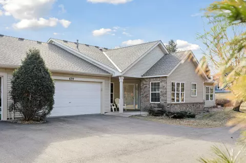639 Woodland Dr, Mahtomedi, MN 55115