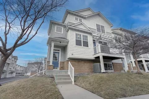 1678 Village Trl E #1, Maplewood, MN 55109