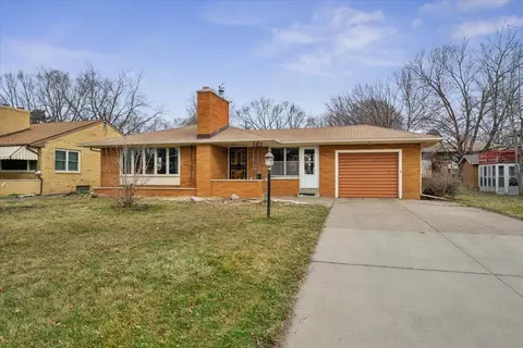 1357 Roselawn Ave W, Roseville, MN 55113
