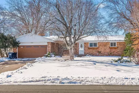 305 W 136th St, Burnsville, MN 55337