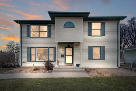 1423 Shryer Ave W, Roseville, MN 55113