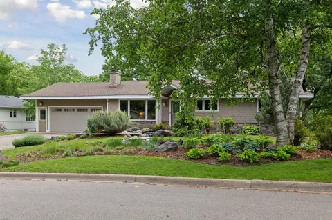 10260 S Oak Shore Dr, Lakeville, MN 55044