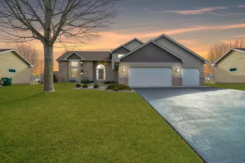 4642 Weston Hills Dr, Eagan, MN 55123
