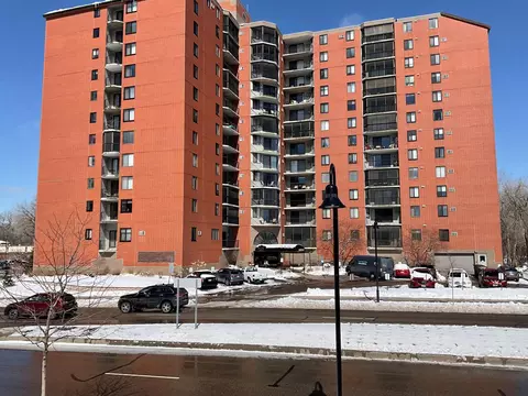 6500 Woodlake Dr #706, Richfield, MN 55423