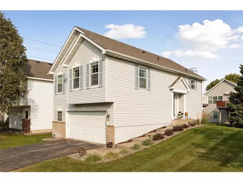 7338 Windsor Dr N, Shakopee, MN 55379