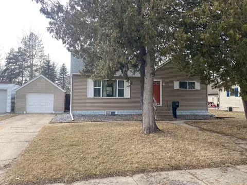 205 6th Ave SE, Roseau, MN 56751