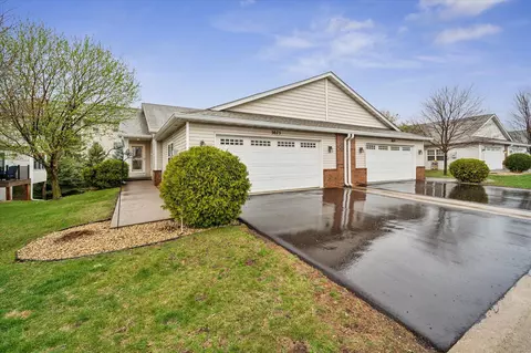 3075 Chisholm Ct N, Maplewood, MN 55109