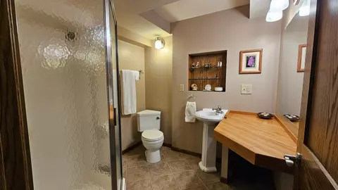 Bath - 1700 11th Ave SE, Saint Cloud, MN 56304 photo 3 of 3