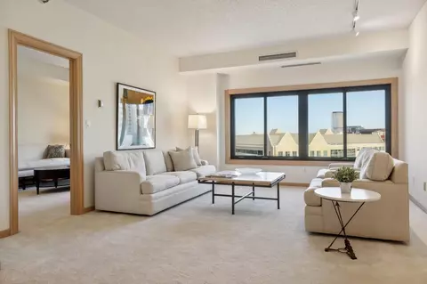 1201 Yale Pl #611, Minneapolis, MN 55403