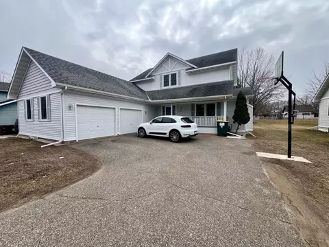 611 Bellvue Ln N, Brooklyn Center, MN 55430