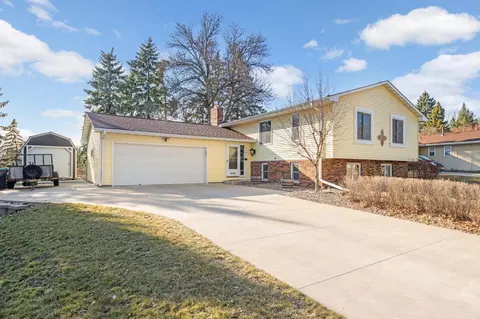 2736 Chisholm Ave, North Saint Paul, MN 55109