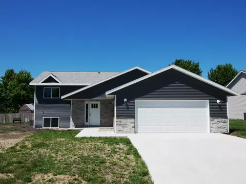 2131 Castlewood Dr, Worthington, MN 56187