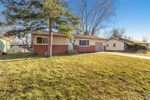 310 Sumner St E, Northfield, MN 55057