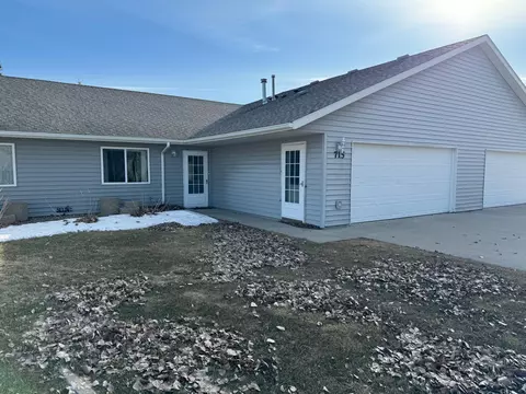 715 8th Ave SW, Roseau, MN 56751