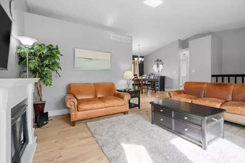 4685 Cambridge Dr, Eagan, MN 55122 photo 4
