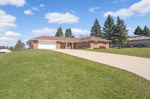 1775 Crestridge Ln, Eagan, MN 55122
