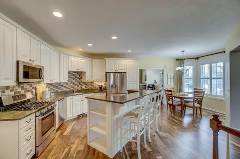 10524 Kingsway Ln, Woodbury, MN 55129