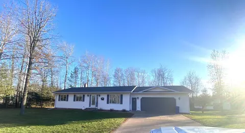 910 Woodland Dr, Moose Lake, MN 55767