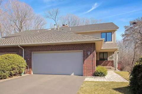 1152 Hollybrook Dr, Wayzata, MN 55391