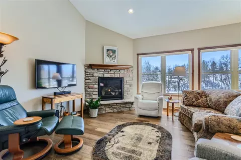 8935 Parkview Cir, Chisago City, MN 55013