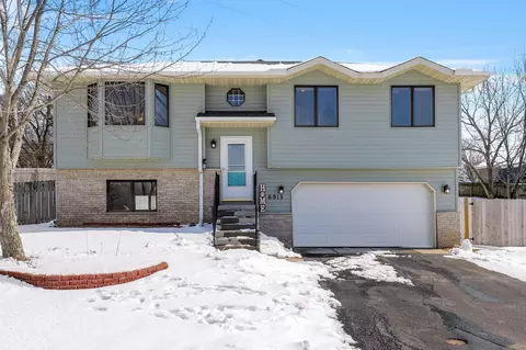 6915 Upper 28th St N, Oakdale, MN 55128