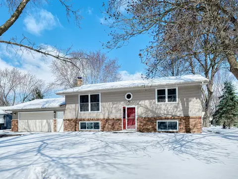 521 S Hill Dr, New Richmond, WI 54017