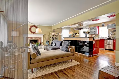 4656 Nine Mile Creek Pkwy, Bloomington, MN 55437