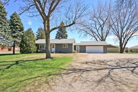 1055 Dale St SW, Hutchinson, MN 55350