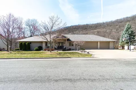 65 Mcintosh Rd E, La Crescent, MN 55947