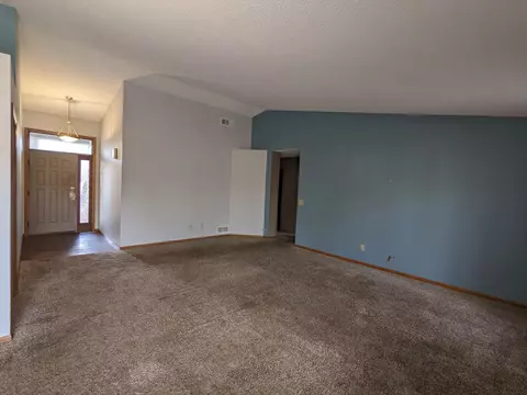 2123 Shannon Dr, Saint Cloud, MN 56301 photo 2