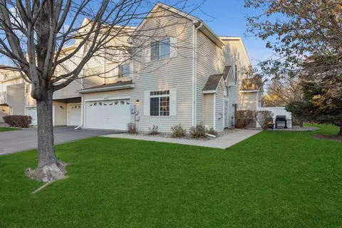 17610 Hackberry Ct, Eden Prairie, MN 55347