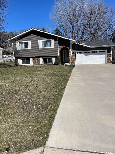 2759 Helena Ave N, Oakdale, MN 55128