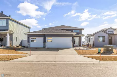 1086 Ashley Dr W, West Fargo, ND 58078